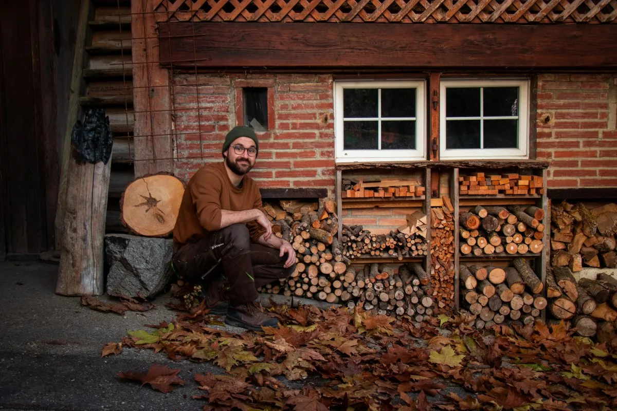Sam devant la réserve de bois